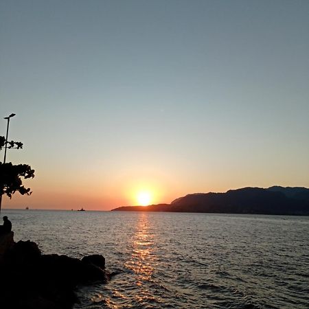 Suite Pe Na Areia- Espaco Independente Na Praia Do Curral Com Localizacao Privilegiada - Simplicidade E Comodidade Com O Por Do Sol Mais Lindo De Ilhabela - Melhor Custo Beneficio Para Ate 4 Pessoas , Na Av Jose Pacheco Do Nascimento Nº 7682 المظهر الخارجي الصورة